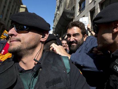 Guardias civiles, durante la Operación Anubis del pasado miércoles en Barcelona.