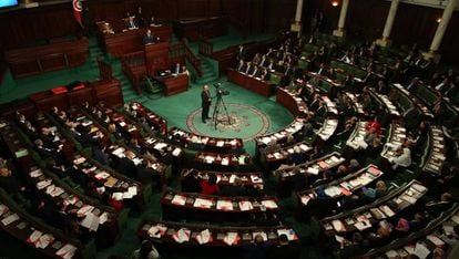 El primer ministro, Yusef Chahed, en el Parlamento tunecino el pasado día 23.