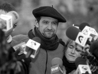 El histórico dirigente etarra, fugado desde 2002, ha leído el comunicado de la disolución de la banda