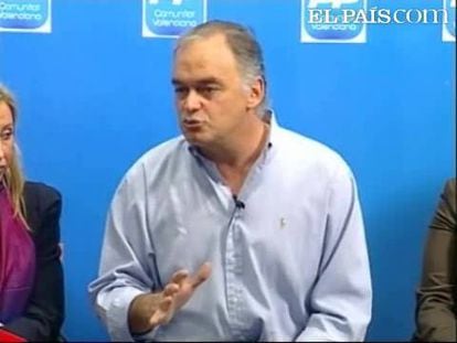 Este domingo en Valencia, en un encuentro con jóvenes del PP, el vicesecretario general de Comunicación de los 'populares', Esteban González Pons, ha querido hacer referencia a la entrevista al ex presidente del Gobierno, Felipe González, que esta mañana ha publicado un diario español. Pons ha calificado la entrevista de "cínica", ha exigido explicaciones y ha asegurado que "implícitamente Felipe González ha reconocido que las aguas del GAL tenían su orilla en la mesa de su despacho".