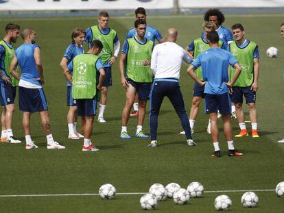 Zidane da instrucciones a sus jugadores en el entrenamiento de este martes.
