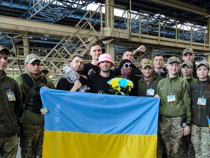Los ganadores de Eurovisión 2022, la banda Kalush Orchestra, se fotografían con militares ucranios tras cruzar la frontera de Polonia y Ucrania el pasado lunes.