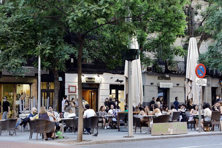 Terrazas en la plaza de Olavide de Madrid, durante el cuarto día de la fase 1.