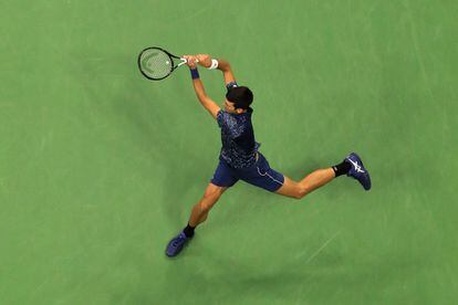 Novak Djokovic devuelve la pelota a Del Potro durante la final del US Open, en el USTA Billie Jean King National Tennis Center, Nueva York (EE UU).
