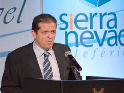 El presidente la sociedad Telef&eacute;rico de Sierra Nevada SA, Juan Antonio L&oacute;pez, durante la presentaci&oacute;n de proyecto en 2006.