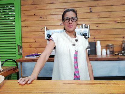 Karina Cancino, ayer en su puesto de café en una clínica de Caracas.