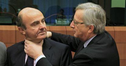 El ministro de Economía, Luis de Guindos, junto al presidente del Eurogrupo, Jean-Claude Juncker.