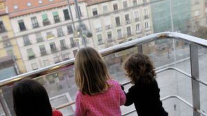 Tres niñas en el ascensor del Museo Reina Sofía de Madrid.