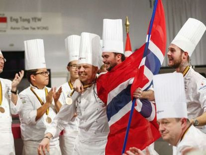 El equipo noruego (con el chef Orjan Johannessen envuelto en la bandera) celebra su victoria en el Bocuse d'Or.