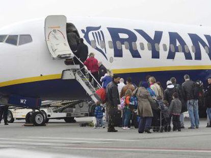 Decenas de pasajeros suben a un avi&oacute;n de la compa&ntilde;&iacute;a a&eacute;rea Ryanair. 