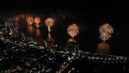 Espectáculo de fuegos artificiales durante las celebraciones por el Año Nuevo en el balneario de Acapulco, en el estado de Guerrero (México).