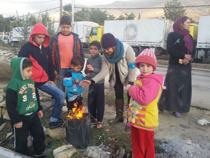 Hanaa Singer, con un grupo de niños que intenta calentarse en Madaya.