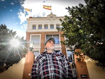 Juanjo Sendra, de 54 años, posa frente al colegio La Salle de Paterna (Valencia), donde acusa de abusos sexuales al hermano Félix Benedico Hernández.