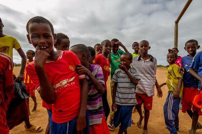 Un grupo de chicos hace muecas a la cámara durante una pausa en su partido de fútbol. Los jóvenes en Dadaab van al colegio hasta secundaria y algunos alcanzan la universidad, pero dentro del campo les espera una vida precaria y sin grandes planes de futuro.