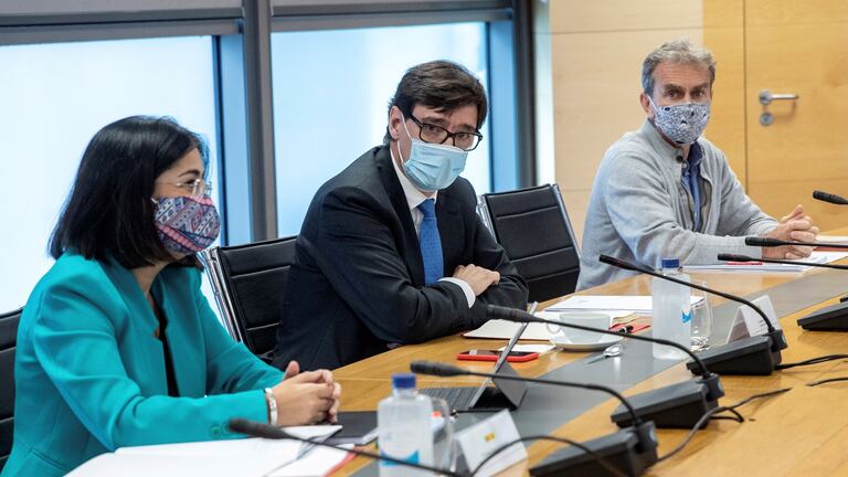 Los ministros de Sanidad y de Política Territorial y Función Pública, Salvador Illa (centro) y Carolina Darias, junto al director del Centro de Coordinación de Alertas y Emergencias Sanitarias (CCAES), Fernando Simón (derecha), durante la reunión del grupo de trabajo Covid-19 con técnicos sanitarios de Madrid, en la capital.