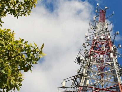 KKR se une a dos fondos para pujar por las torres de Deutsche Telekom frente a Cellnex