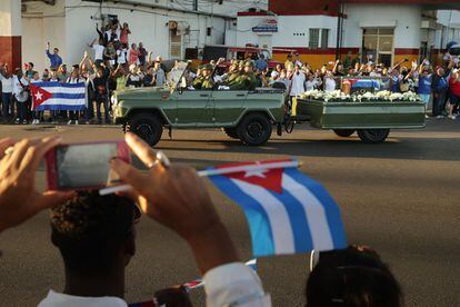Un camión militar porta un remolque con las cenizas de Fidel Castro, en La Habana.