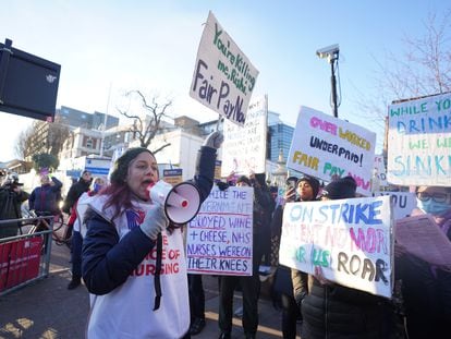 Protestas de enfermeros y enfermeras del Reino Unido, en huelga por su reclamación de subida salarial, el pasado 18 de enero en Londres