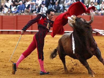 El diestro Manuel Jes&uacute;s, &#039;El Cid&#039;, ayer en el quinto toro de la cuarta corrida de la Feria de Abril, en La Maestranza de Sevilla.