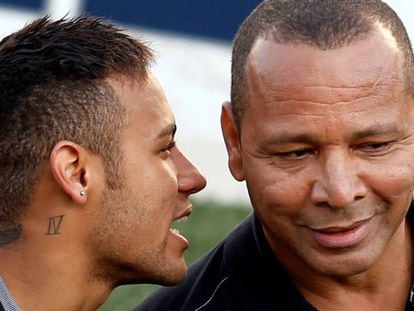 Neymar habla con su padre en un torneo en Brasil, el 9 de julio.