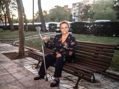 Pilar Corral, paciente del Hospital Quirónsalud de Alcorcón, en un banco de Móstoles, localidad en la que reside. Lleva sufriendo retrasos frecuentes en las citas para la revisión con su reumatólogo desde 2020.