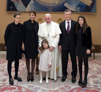 Mauricio Macri y su familia junto al papa Francisco en el Vaticano.