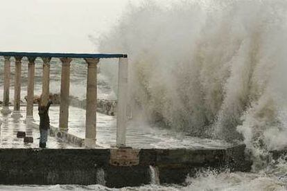 El temporal de viento causa grandes olas en la Costa del Sol.