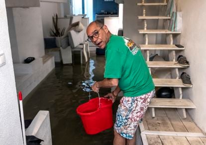 Un vecino del barrio de El Cabanyal de Valencia saca el agua de su casa tras la tromba del pasado 3 de mayo que registró 232 litros acumulados por metro cuadrado.