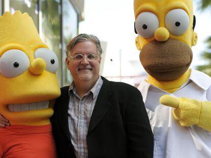 Matt Groening posa con Bart y Homer, dos personajes de la exitosa serie de televisi&oacute;n Los Simpson.  