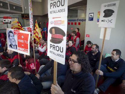 Un grupo de 'mossos', el viernes, durante el encierro en la comisaría de Barcelona situada en la plaza de Espanya.