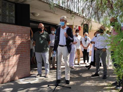 El secretario de Salud Pública, Josep Maria Argimon, en su visita al CAP Les Franqueses del Vallès (Barcelona).