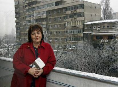 Gabriela Adamesteanu (fotografiada el año pasado en su casa de Bucarest) tardó más de una década en escribir <i>Una mañana perdida,</i> que se publicó en su país antes de la caída de Ceausescu. 
Foto: Santos Cirilo