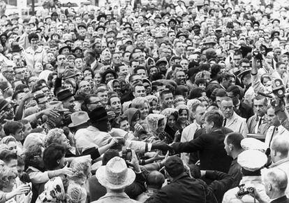 John F. Kennedy saluda a los asistentes a una manifestación en Ft. Worth, Texas (EE UU), el 22 de noviembre de 1963.