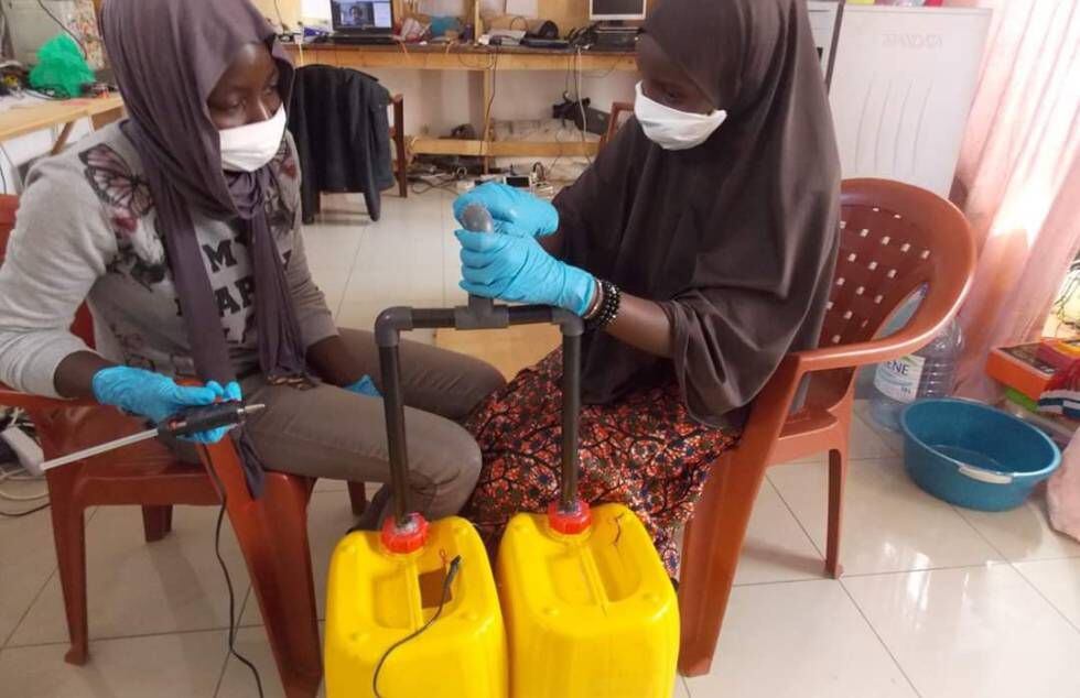 Trabajos en SenFabLab, en Dakar, para la elaboración de un sistema de lavado de manos.