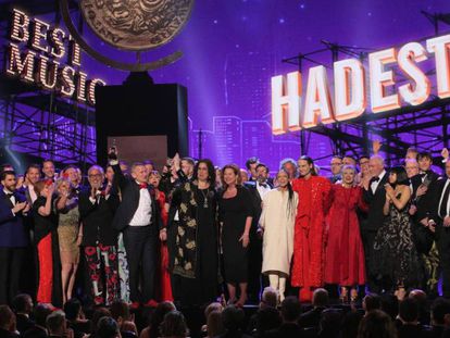 El equipo de 'Hadestown' este domingo, triunfadores en la noche de los Premios Tony. En vídeo, el número del musical en la gala y las declaraciones de la directora al recibir su galardón.