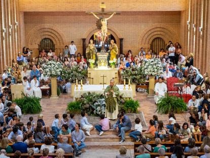 Jesús Higueras durante la misa de las 12.00 horas del domingo pasado en su parroquia, Santa María de Caná, en Pozuelo de Alarcón.