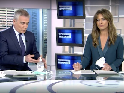 Isabel Jiménez y David Cantero enseñan a lavarse las manos y a usar la mascarilla en los informativos de Telecinco.