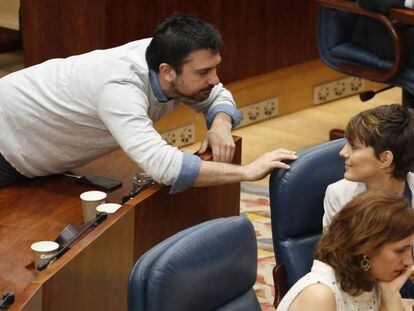 El diputado de Podemos Ramón Espinar y la líder del grupo, Lorena Ruiz-Huerta, hablan durante el pleno de investidura en Asamblea de Madrid.