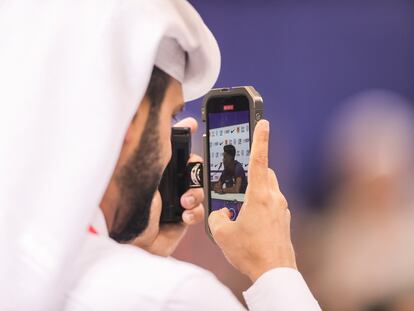 Un periodista filma una conferencia de la selección de Francia, durante el Mundial de Qatar.