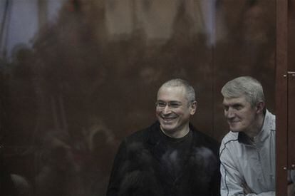 El fundador de Yukos, Mijaíl Jodorkovski (izquierda) y su socio, Platón Lébedev, esperan el veredicto del tribunal que les juzga por malversación, en Moscú.