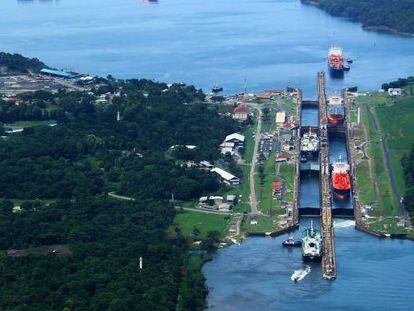 Juegos de esclusas del Canal de Panamá en su vertiente atlántica.