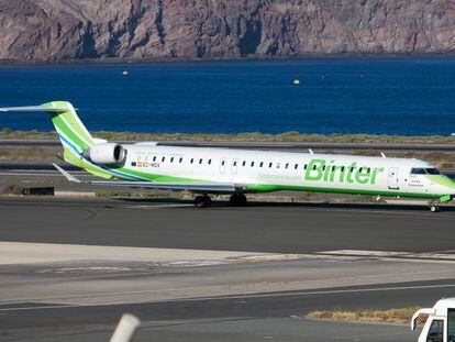 Un avi&oacute;n de B&iacute;nter se prepara para despegar en el Aeropuerto de Gran Canaria.  