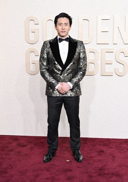 Teo Yoo, protagonista de 'Past Lives', con un traje con brocados dorados. Lo firma Dolce & Gabbana.