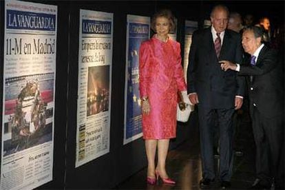 La reina Sofía y el rey Juan Carlos visitan con el conde de Godó la exposición sobre <i>La Vanguardia.</i>