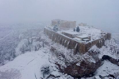 LA Acrópolis de Atenas, cubierta de nieve la semana pasada.