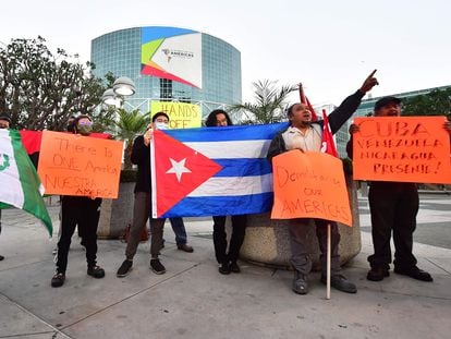 Varios activistas protestaban el 2 de junio en Los Ángeles contra la exclusión de Cuba, Venezuela y Nicaragua de la Cumbre de las Américas.