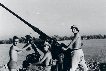 Cañón antiaéreo Flak 18 de 37 milímetros con los artillos Johan, Franz y Fred