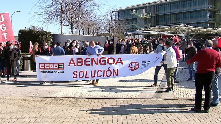 Los trabajadores de Abengoa se manifiestan el 10 de marzo en Palmas Altas, la sede de la empresa en Sevilla.