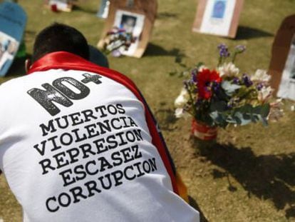 Un ciudadano frente a tumbas de fallecidos por violencia en Venezuela