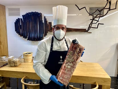 Sergio Manzano, con un chuletero afinado en el restaurante A´Barra.